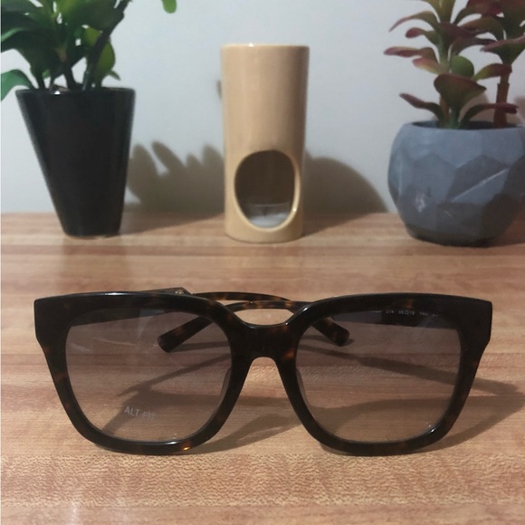 MCM Sunglasses - Picture 4 of 10